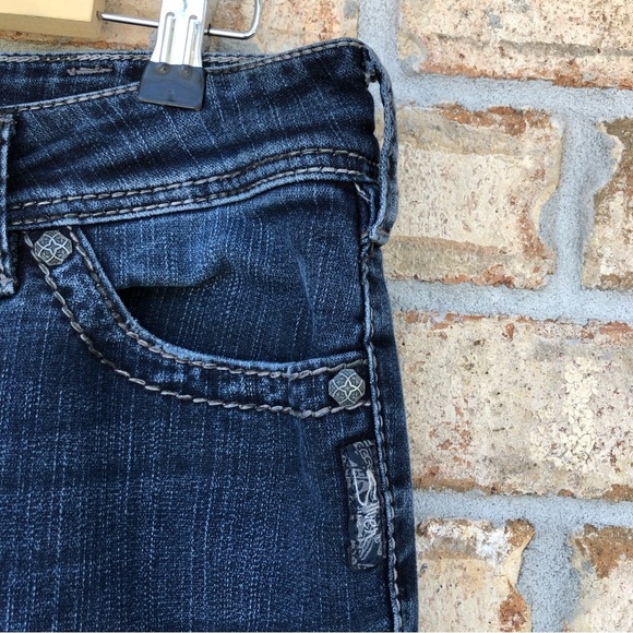 Silver Women’s Suki Surplus Flare Raw Hem Dark Wash Mid Rise Jeans W32/L32 - Picture 4 of 15